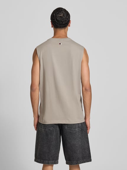 Männermodel trägt top met labelstitching en ronde hals Top mit Label-Stitching und Rundhalsausschnitt van CHAMPION, puur katoen, regular fit, ruglengte maat M 71 cm, Ganzkörperansicht Rückansicht