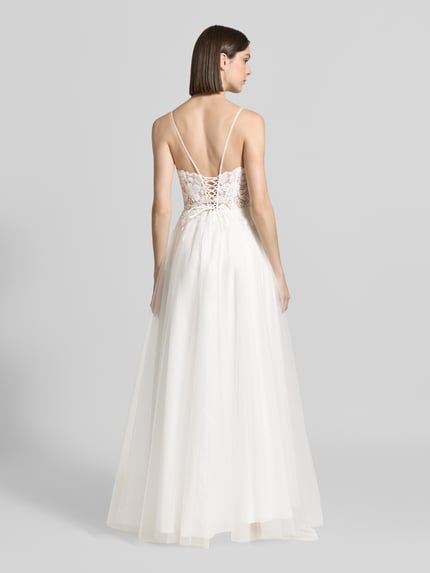 Vrouwenmodel draagt Maxikleid mit Stitchings und rückseitiger Schnürung van Luxuar in wit tule, getailleerd model, ruglengte maat 36: 14 cm, borstwijdte maat 36: 34 cm, Ganzkörperansicht Rückansicht