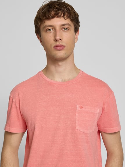 Männermodel trägt T-Shirt aus Baumwoll-Leinen-Mix mit Brusttasche von Superdry in Rosa, Regular-Fit, Rundhalsausschnitt, Herren T-Shirt, Nahaufnahme Oberkörper, Rückenlänge bei Größe M: 66 cm