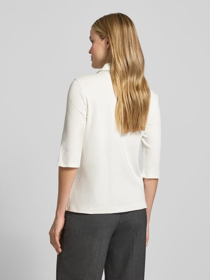 Kobiece modelka nosi blusenshirt mit umlegekragen und ziersteinbesatz von Marc Cain, biała bawełna, regular fit, 3/4 rękaw, widok z tyłu