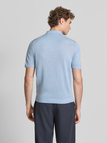 Männermodel trägt Regular Fit Poloshirt aus reiner Baumwolle in Strick-Optik von Fynch-Hatton in Hellblau, Kurzarm, Ganzkörperansicht Rückansicht.