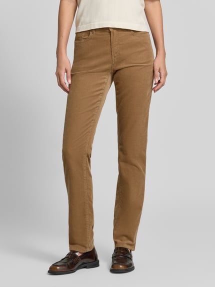 Frauenmodel trägt Schmale Hose aus Baumwoll-Lyocell-Mix Modell 'CAROLA' von Brax in Camel-Ton, glatte Textur, Damen Schmale Hose von Brax, Ganzkörperansicht von vorne