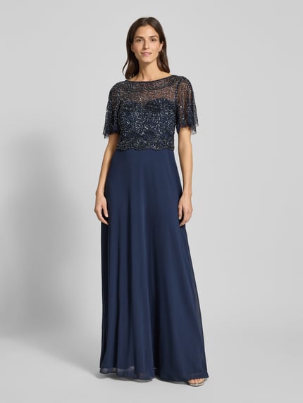 Frauenmodel trägt Abendkleid mit Perlen und Pailletten von Christian Berg Cocktail, A-Linie, Maxikleid, 2-in-1-Look, dunkelblaue Töne, feine Textur, Rückenlänge bei Größe 36: 156 cm, Brustweite 45 cm, Ärmellänge 28 cm, Ganzkörperansicht von vorne.