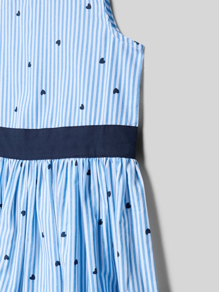 Produktfoto, Regular Fit Kleid im ärmellosen Design von Blue Seven aus reiner bawełna mit okrągły dekolt, wszyty zamek błyskawiczny, plisy, długość tyłu 67 cm w rozmiarze 116, niebieski z paskiem w serca, tekstura gładka