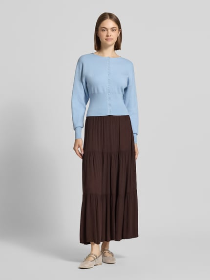 Vrouwenmodel draagt Ausgestellter Maxi-Rock aus reiner Viskose Modell 'MIKKA' van Only, uni, maxi, a-lijn met volants en crinkle structuur, vooraanzicht hele lichaam