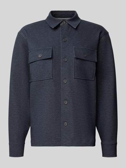 Produktfoto, Regular Fit Hemdjacke aus elastischem Viskose-Mix von Guess in Dunkelblau mit Knopfleiste und Brusttaschen, Modell 'DRIFTER', Kentkragen, Rückenlänge 70 cm bei Größe M.