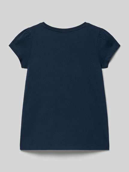 Mädchen trägt A-Shape Fit T-Shirt aus reiner Baumwolle von s.Oliver RED LABEL, Optik: Unifarben, A-Linien-Passform, Jersey, Ganzkörperansicht Rückansicht.