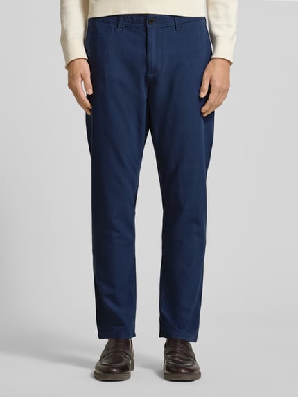 Männermodel trägt Stoffhose mit französischen Eingrifftaschen von MCNEAL, Material-Mix mit Viskose-Anteil, Gerader-Schnitt, Ganzkörperansicht von vorne.