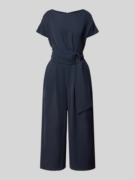 Produktfoto, Jumpsuit mit Stretch-Anteil von Betty Barclay in Dunkelblau, Elastischer-Material-Mix, Regular-Fit, Rundhalsausschnitt, Gürtel, Kurzärmelig, 7/8-Länge, Gelegte Falten, glatte Textur, Größe 36: Rückenlänge 38 cm, Brustweite 37 cm, Ärmellänge 23 cm, Gesamtlänge 127 cm, Innenbeinlänge 58 cm.