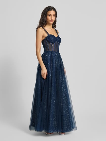 Frauenmodel trägt Schimmerndes Abendkleid in semitransparenter Optik von Hey Kyla aus Tüll, taillierter Schnitt, Maxikleid, Corsagenkleid, rückenlänge bei Größe 36: 149 cm, brustweite 38 cm, schimmernde Textur, glitzernde dunkelblaue Farbe, semitransparenter-Look, ganzkörperansicht von vorne.