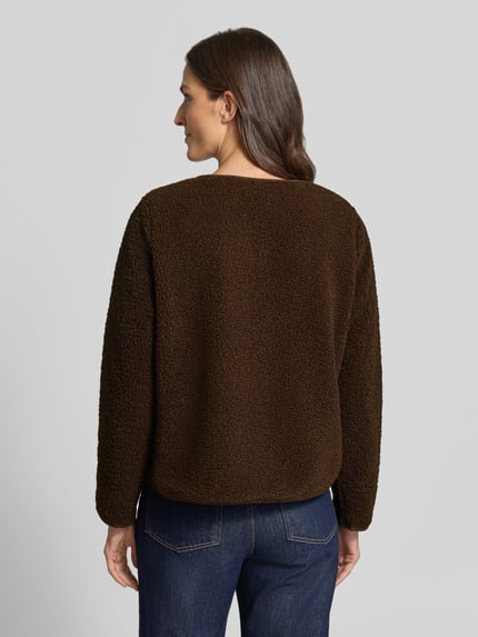 Frauenmodel trägt Fleecejacke aus Teddyfell Modell 'ADA' von VILA in Dunkelbraun, strukturierte Oberfläche, Ganzkörperansicht Rückansicht. Damen Fleecejacke Regular Fit mit Rundhalsausschnitt und Knopfleiste, Rückenlänge 57 cm, Schulterbreite 39 cm, Brustweite 54 cm, Ärmellänge 60 cm.