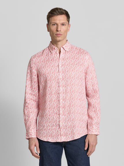 Männermodel trägt Slim Fit Leinenhemd aus reinen Leinen von Christian Berg Men in Rot-Weiß mit Button-Down-Kragen, Ganzkörperansicht von vorne. Herren Hemden-Kontext: Durchgehende Knopfleiste, abgerundeter Saum, langärmelig mit Sportmanschetten, Rückenlänge 76 cm, Schulterbreite 49 cm, Ärmellänge 65 cm.
