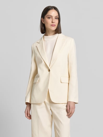 Frauenmodel trägt Blazer mit Pattentaschen Modell 'Nulani' von Someday in Creme, Material-Mix, Straight Fit, Nahaufnahme Oberkörper.