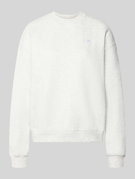 Produktfoto, Sweatshirt mit Rundhalsausschnitt von New Balance in hellem Grau, Baumwoll-Mix, Relaxed Fit, Label-Stitching, glatte Struktur