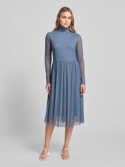 Modelka kobieca ma na sobie Midikleid aus Mesh mit Stehkragen od Smith and Soul, niebieska kolorystyka, długa siateczkowa sukienka w stylu A-linii, całkowity wzór, długość do połowy łydki, długi rękaw, widok całej sylwetki z przodu.