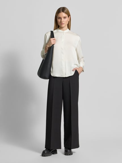 Vrouwenmodel draagt Relaxed Fit Bluse met Stehkragen van Calvin Klein Womenswear in satijn, met lange mouwen, ruglengte 65 cm, mouwlengte 57 cm. Ganzkörperansicht van voren.