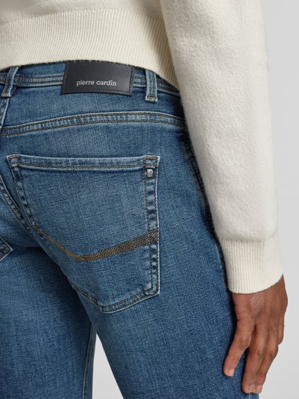 Mężczyznamodel nosi Tapered Fit Jeansy im 5 kieszeni Model 'Lyon' od Pierre Cardin, mieszanka bawełny z dodatkiem streczu, detailaufnahme tyłu.