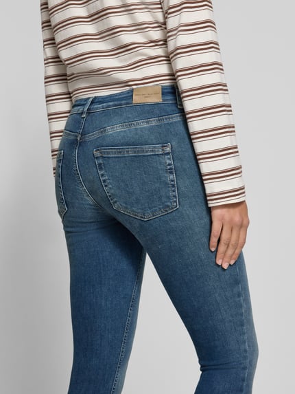 Vrouwenmodel draagt blauwe Skinny Fit Jeans aus Baumwoll-Mix Modell 'BLUSH' van ONLY, dames skinny fit jeans, achteraanzicht detailopname