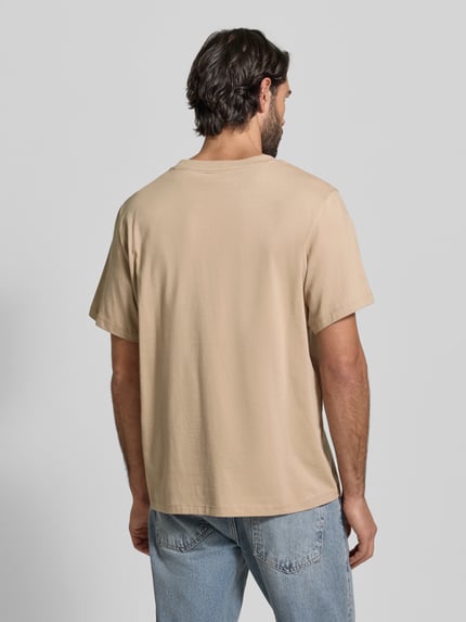 Männermodel trägt Regular Fit T-Shirt aus reiner Baumwolle Modell 'ASPAN' von SELECTED HOMME, unifarben, Ganzkörperansicht Rückansicht.