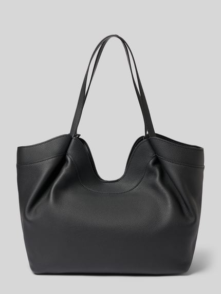 Produktfoto, schwarze Handtasche mit Label-Applikation Modell 'NOLITA' von MICHAEL Michael Kors, glatte Struktur, Magnetverschluss, geräumiges Hauptfach, sichtbarer Tragehenkel, rechteckige Form, Kontext: Damen Handtasche mit Reißverschluss-Innenfach, ca. 44x29x19 cm, Schulterriemen ca. 54 cm.