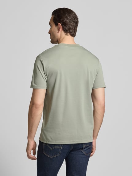 Männermodel trägt T-Shirt mit Rundhalsausschnitt von CK Calvin Klein in Hellgrün, Baumwoll-Mix, Regular Fit, Rückansicht Ganzkörperansicht.
