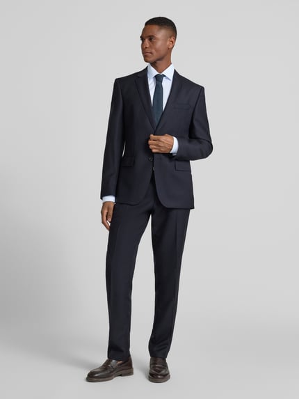 Männermodel trägt Slim Fit Businesshemd aus Baumwoll-Mix mit Kentkragen von OLYMP Level Five, langärmelig, Ganzkörperansicht von vorne.
