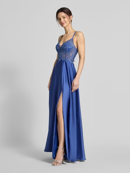 Frauenmodel trägt Abendkleid mit Stitchings und rückseitiger Schnürung von Laona aus blauem Satin, Ziersteinbesatz, Maxikleid, taillierter Schnitt, Ganzkörperansicht von vorne. Rückenlänge bei Größe 36: 143 cm, Brustweite: 37 cm.