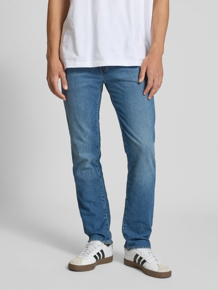 Männermodel trägt Jeans mit 5-Pocket-Design von Levi's®, Slim Fit, blau, Baumwoll-Elasthan-Mix, Ganzkörperansicht von vorne