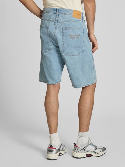 Männermodel trägt Jeansshorts im 5-Pocket-Design Modell 'ALEX' von Jack & Jones aus reiner Baumwolle, Straight Fit, hellblau, Ganzkörperansicht Rückansicht. Bundweite Größe M 44 cm, Innenbeinlänge 30 cm.