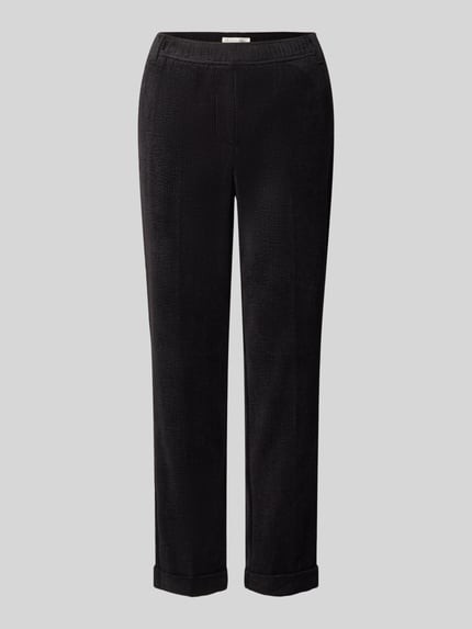 Produktfoto, Cordhose mit elastischem Bund von Christian Berg Woman in Schwarz, schmal zulaufende Form, samtige Struktur, sichtbare Seitentaschen, angedeutete Gesäßleistentaschen, Material-Mix mit Stretch-Anteil, Tapered Fit, neutrale graue Hintergrundfarbe