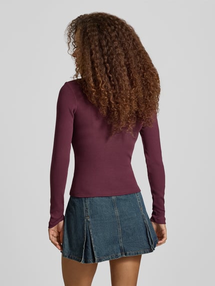 Vrouwenmodel draagt shirt met lange mouwen in bordeaux, mix van katoen en elastaan, skinny fit, riblook, Model 'FREYA' van JJXX, ruglengte maat S 50 cm, rugaanzicht