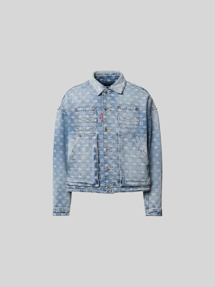 Produktfoto, Kurtka jeansowa z bawełny 'Jeansjacke aus reiner Baumwolle' od Dsquared2, krój regular fit, jasnoniebieska, hafty z logo na całej powierzchni, listwa guzikowa na całej długości, nakładane kieszenie na piersi i wpuszczane kieszenie, długość tyłu w rozmiarze 50: 63 cm, szerokość ramion w rozmiarze 50: 63 cm, długość rękawów w rozmiarze 50: 59 cm