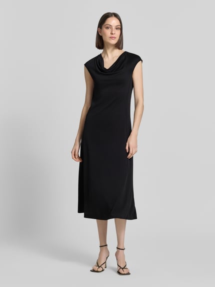 Vrouwenmodel draagt zwarte dames midi-jurk van micromodalmix, regular fit, model 'Vetusta' met cascadehals van MM by Max Mara, mouwloos design, volledig vooraanzicht.