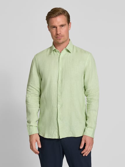 Männermodel trägt Leinenhemd mit Kentkragen von MCNEAL in hellgrün, Reines Leinen, Regular-Fit, Knopfleiste, Ganzkörperansicht von vorne. Rückenlänge bei Größe L: 77 cm, Schulterbreite bei Größe L: 50 cm, Ärmellänge bei Größe L: 68 cm.
