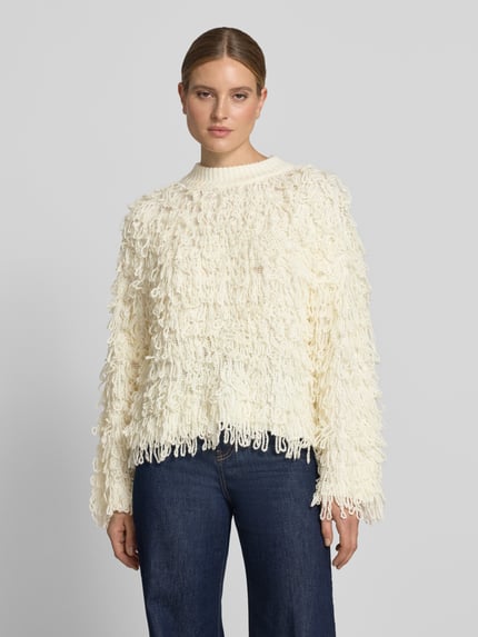 Vrouwenmodel draagt gebreide pullover met franjes van Model 'PINAR' van Cph Muse, materiaalmix met wol, regular fit, ronde hals, ruglengte maat S 58 cm, mouwlengte maat S 60 cm, kleur licht crème, grof textuur, volledige voorkant weergave