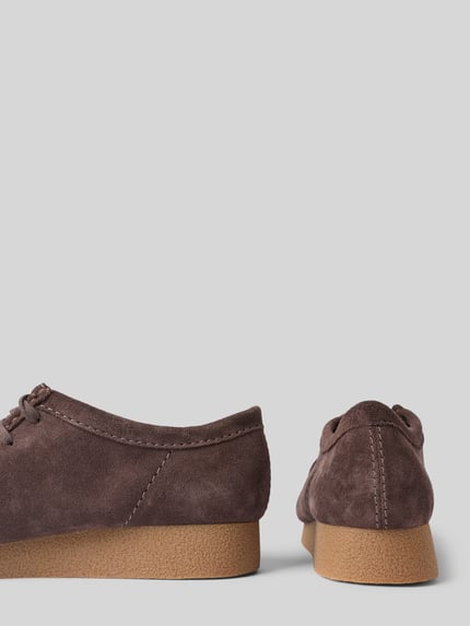 Produktfoto, Mokassins aus echtem Leder Modell 'Wallabee' von Clarks in Braun mit abgerundeter Form, glatter Sohle und Schnürverschluss. Echtes Leder, Absatzhöhe 3 cm, Schafthöhe 8 cm, Schaftweite 14 cm.