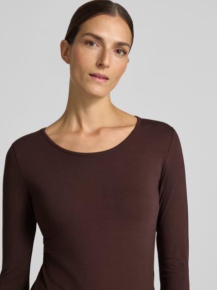Frauenmodel trägt Longsleeve mit Rundhalsausschnitt Modell 'Mi44laa' von ZABAIONE, braun, Baumwoll-Mix, körpernah, Nahaufnahme Oberkörper.