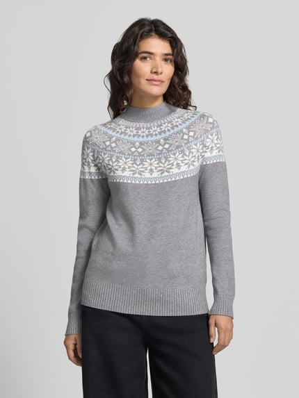Frauenmodel trägt Strickpullover aus Viskose-Mix mit Stehkragen von Christian Berg Woman, krój slim fit, Wzór na całej powierzchni, Długość tyłu w rozmiarze S: 60 cm, Długość rękawów w rozmiarze S: 64 cm, szaro-białe wzory, gładka tekstura, Ganzkörperansicht von vorne