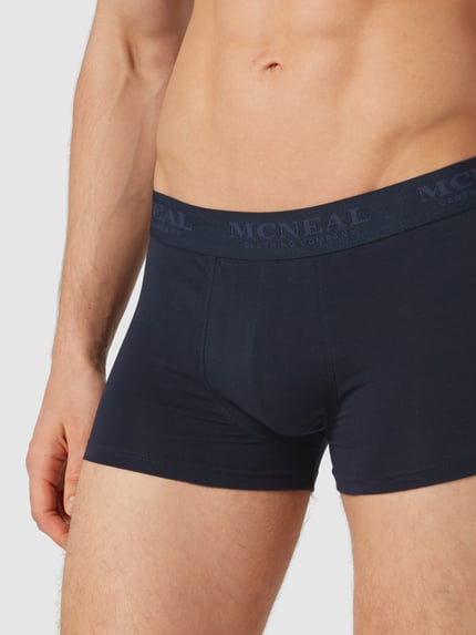 Männermodel trägt Trunks mit Label-Bund im 3er-Pack von MCNEAL in Dunkelblau, Baumwoll-Elasthan-Mix, Nahaufnahme Oberkörper