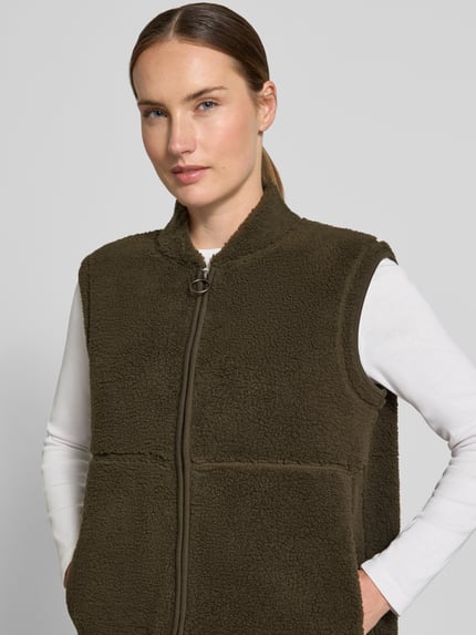 Frauenmodel trägt olivgrüne kamizelka z miękkiej tekstury mit stójka, Regular Fit Weste mit Stehkragen Modell 'SC-ONYX 3' von Soyaconcept, Ganzkörperansicht von vorne, Damen Weste von Soyaconcept