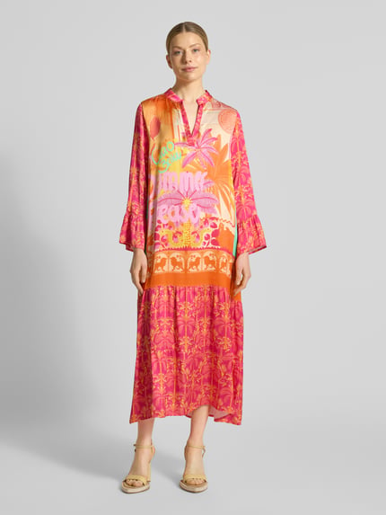 Frauenmodel trägt Midikleid aus Reine Viskose mit Allover-Look, A-Linie, V-Ausschnitt, Modell 'Orange Palm' von miss goodlife, Ganzkörperansicht von vorne.