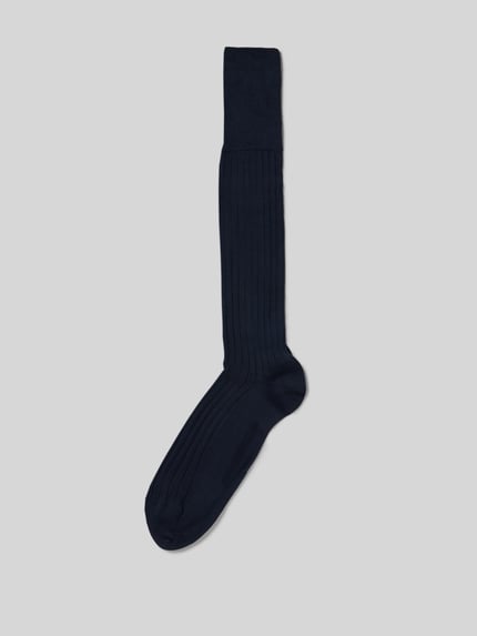 Produktfoto, Sokken met label-detail model 'MILANO' van FALKE, biologisch katoenmix, ribstructuur, donkerblauw, detailopname.