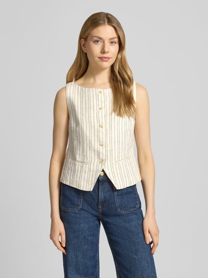 Frauenmodel trägt Leinenweste mit Paspeltaschen Modell 'LOVES' von Samsøe Samsøe in Creme mit Streifen, Regular Fit, Nahaufnahme Oberkörper.