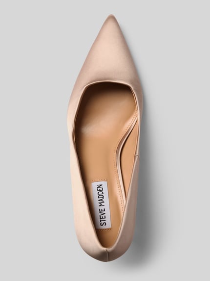 Produktfoto, Pumps mit Pfennigabsatz Modell 'Vivion' von Steve Madden, beigefarbener Satin, spitz zulaufend, glatte Struktur, Damen Pumps