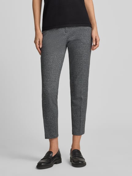 Frauenmodel trägt Schmale Hose mit Baumwoll-Anteil Modell 'MARON S' von Brax in Grau mit feiner Textur, Nahaufnahme Oberkörper bis Knöchel. Damen Schmale Hose von Brax.