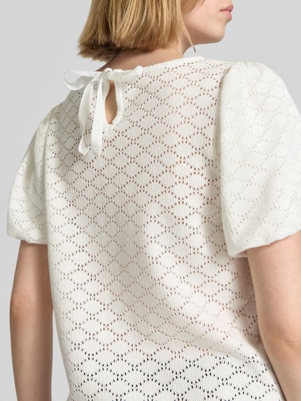 Frauenmodel trägt Strickshirt mit Puffärmeln von More & More, cremeweiß, Baumwoll-Mix, strukturierte Textur, Nahaufnahme Rückansicht.