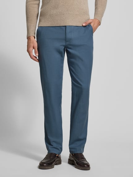 Męski model nosi Straight Fit Stoffhose aus Viskose-Mix od Christian Berg Men, niebieska, kieszenie, zapięcie na guzik i zamek, widok z przodu, cała sylwetka.