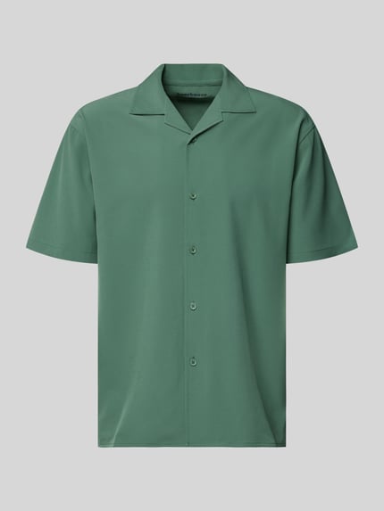 Produktfoto, Regular Fit Freizeithemd mit Reverskragen von MCNEAL w zielonym kolorze, materiał z domieszką stretchu, drobna struktura, długość tyłu w rozmiarze M: 72 cm, szerokość w rozmiarze M: 49 cm, długość rękawa w rozmiarze M: 26 cm