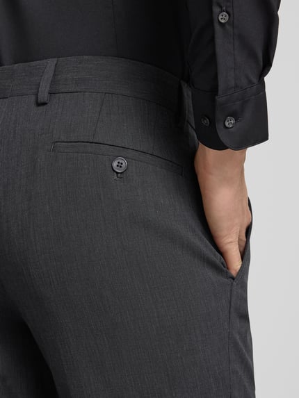 Männermodel trägt Chino mit französischen Eingrifftaschen von HECHTER PARIS, Material-Mix mit Schurwoll-Anteil, Unifarbenes-Design, Detailaufnahme Rückansicht.