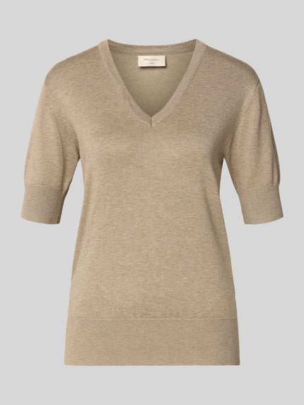 Produktfoto, beiges Strickshirt mit V-Ausschnitt Modell 'Katie' von FREE/QUENT, feine Struktur, Regular Fit, Kurzarm, Viskose-Mix mit Stretch-Anteil